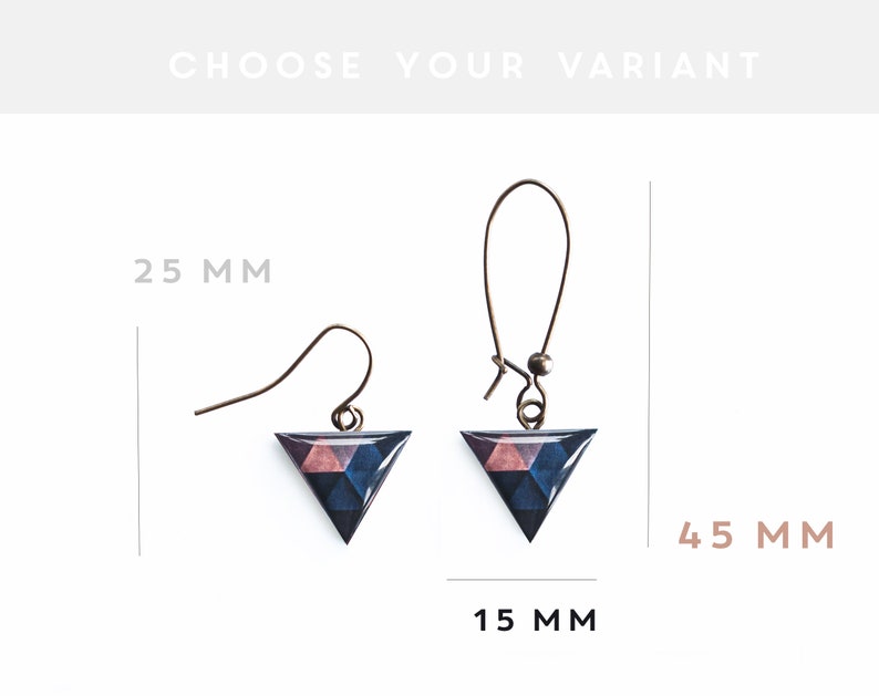 Puede incluir: Un par de pendientes triangulares geom&eacute;tricos con un patr&oacute;n rosa, azul y negro. Los pendientes miden 4,5 cm de alto y 1,5 cm de ancho. Los pendientes est&aacute;n hechos con un gancho plateado.