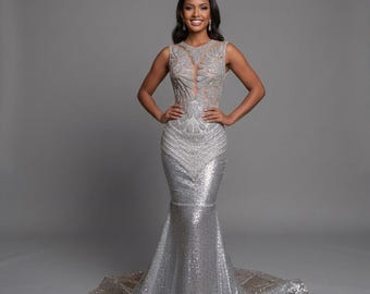 Vestido de fiesta de sirena con lentejuelas plateadas de Mecca, corpiño ilusión y cola larga