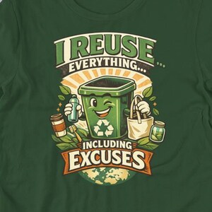 Puede incluir: Una taza de cerámica blanca con un asa negra y el texto "But First, Coffee" en negro, con una fuente de estilo manuscrito. La taza está sobre una superficie blanca.