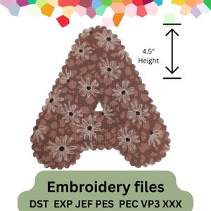 Könnte beinhalten: Rustikales Holzschild mit dem weißen Schriftzug "Welcome to our home". Das Schild hat eine Used-Optik und ein schlichtes, einladendes Design, ideal für Veranda oder Eingangsbereich.