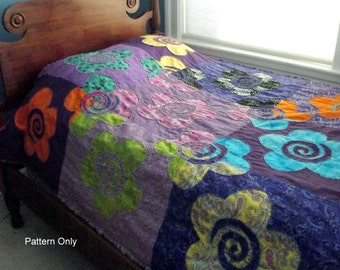 Könnte beinhalten: Eine farbenfrohe Steppdecke mit einem violetten Hintergrund und einer Vielzahl von Blumenmustern in Orange-, Grün-, Blau- und Gelbtönen. Die Steppdecke besteht aus einzelnen Quadraten mit unterschiedlichen Designs, und die Blumen sind alle in verschiedenen Größen und Formen. Die Steppdecke liegt auf einem Bett mit einem hölzernen Kopfteil.