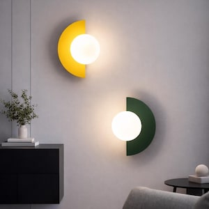 Mid Century Modern Halbmond LED Wandleuchte - Buntes Metall Kunst Licht