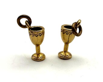 Par de pingentes vintage em tom dourado, miniaturas de taças e cálices. Joias da moda.