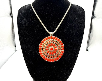 Colar vintage com pingente grande de coral vermelho em tom de prata esterlina, 23g.