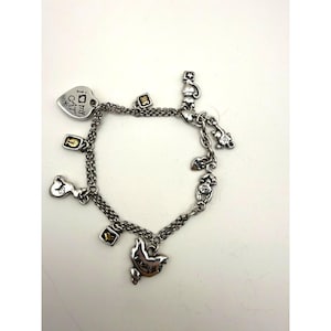 Pode incluir: Pulseira de berloques prateada com berloques com tema de gato. A pulseira inclui um berloque em forma de cora&ccedil;&atilde;o com o texto "I my CAT", silhuetas de gatos, espinhas de peixe e berloques de tigelas de comida. Fundo branco.