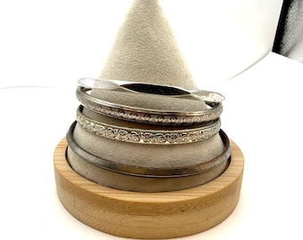 Lote de pulseiras vintage em tom prateado com gravuras florais e geométricas, estilo Monet, em diversos metais.