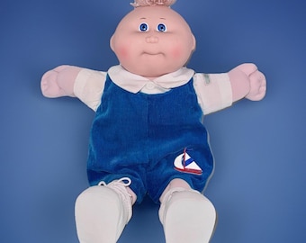 Muñeco Cabbage Patch Kids de Coleco, vintage de 1982, niño, ojos azules, velero, overol con mechones.
