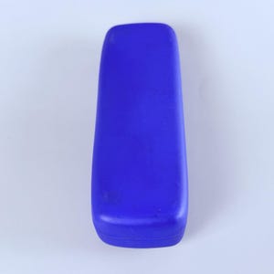 Estuche rígido azul para gafas Ray-Ban con interior rojo y acabado mate tipo concha. imagen 5