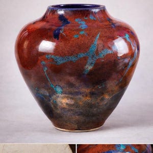 Vaso Flambe color rosso bordeaux, opera d'arte in ceramica firmata, smalto blu metallizzato a goccia, 25 cm.