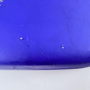 Estuche rígido azul para gafas Ray-Ban con interior rojo y acabado mate tipo concha. imagen 7