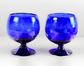 Ensemble de 2 gobelets à prendre en verre bleu cobalt vintage soufflés à la main sur pieds lourds