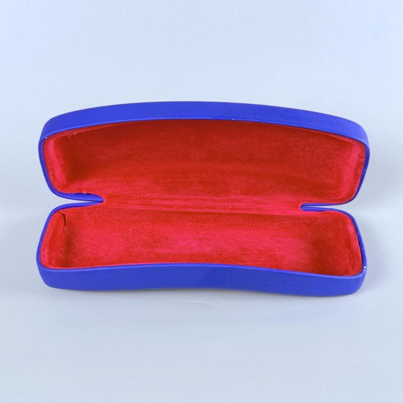 Estuche rígido azul para gafas Ray-Ban con interior rojo y acabado mate tipo concha. imagen 3