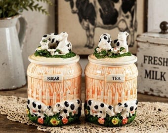 Juego de 4 botes de porcelana con diseño de vacas en 3D estilo vintage para té y azúcar, ideales para la decoración de la cocina rústica.