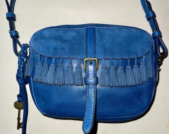 Borsa a tracolla in pelle blu Kendall Fossil con nappe, stile western boho vintage