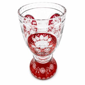 Antico calice in vetro di Boemia, con decorazioni in rosso rubino e intaglio floreale, risalente al 1880 circa.
