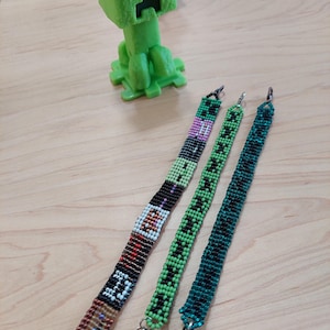 Pulsera de cuentas de Creeper de Minecraft: ajustable. Pulsera de crochet con cuentas de semillas y diseño en espiral. Cabezas de Minecraft.
