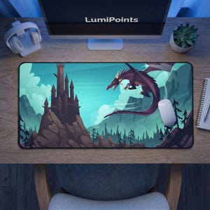 Puede incluir: Alfombrilla de ratón rectangular con un paisaje de fantasía que representa un castillo oscuro, montañas y un dragón púrpura. El fondo es un cielo azul claro. El texto "LumiPoints" es visible en el monitor.