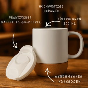K&ouml;nnte beinhalten: Eine wei&szlig;e Keramik-Tasse mit einem braunen Korkboden und einem wei&szlig;en Deckel. Die Tasse hat einen Henkel und der Deckel liegt daneben. Das Fassungsverm&ouml;gen der Tasse betr&auml;gt 300 ml. Der Text auf dem Bild lautet "PRACTISCHER KAFFEE TO GO-DECKEL", "HOCHWERTIGE KERAMIK", "F&Uuml;LLVOLUMEN 300 ML" und "ABNEHMABER KORKBODEN".