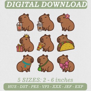 Op de afbeelding: Een digitale download borduurontwerp-set met negen bruine capibara's in verschillende houdingen, waaronder met een boba-drankje, koffiebeker, bloem, kroon, cadeau, pizzapunt, taco, sjaal, tas en roze strik. Tekst vermeldt DIGITAL DOWNLOAD en 5 SIZES: 5 - 15 cm.