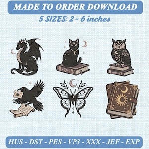 Pode incluir: Um conjunto de designs de bordado digital com seis motivos místicos: um dragão, um gato num livro, uma coruja em livros, um corvo com um pergaminho, uma traça e um livro celestial. Texto: MADE TO ORDER DOWNLOAD, 5 SIZES: 5 - 15 cm, HUS - DST - PES - VP3 - XXX - JEF - EXP.