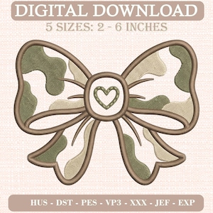 Peut inclure: Un motif de broderie numérique représentant un nœud avec un motif camouflage dans des tons vert olive et beige, avec un cercle central et un cœur. Le texte indique DIGITAL DOWNLOAD, 5 SIZES: 5 - 15 CM, HUS - DST - PES - VP3 - XXX - JEF - EXP.