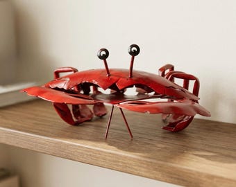 Op de afbeelding: Een rustiek houten bord met de tekst "Welcome" in een handgeschreven stijl. Het bord is wit geschilderd met een verweerde afwerking en heeft een decoratief bloemelement. Geschikt voor binnen of buiten.