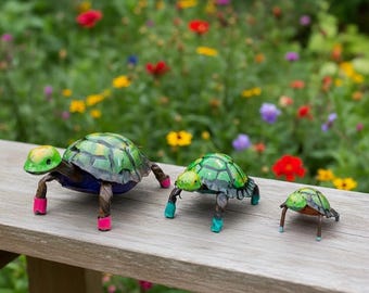 Mini familia de tortugas de metal pintadas a mano / Decoración para jardín o patio / Escultura de arte para patio estilo suroeste / Estatua de exterior hecha a mano