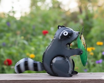 Mapache de metal comiendo maíz / Decoración de jardín / Escultura artística estilo suroeste / Estatua para exteriores hecha a mano