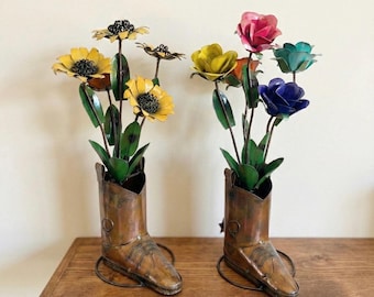 Ramo de rosas multicolores con girasoles de metal, decoración para jardín o patio, escultura artística estilo suroeste, estatua para exteriores.