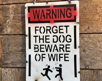 Letrero de advertencia de metal "Olvídate del perro, ten cuidado con tu esposa" / Decoración de bar y patio / Escultura de arte de pared / Estatua divertida para exteriores