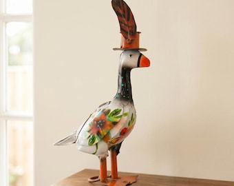 Ganso de metal pintado a mano con sombrero divertido / Decoración de jardín/patio / Escultura de arte de exterior estilo suroeste / Estatua de exterior hecha a mano