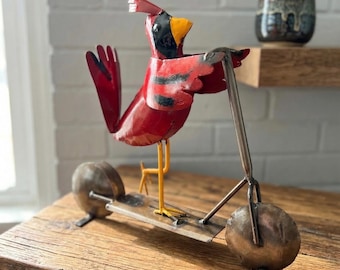 Cardenal de metal en scooter / Decoración de jardín/patio / Escultura de arte de exterior estilo suroeste / Estatua de exterior hecha a mano
