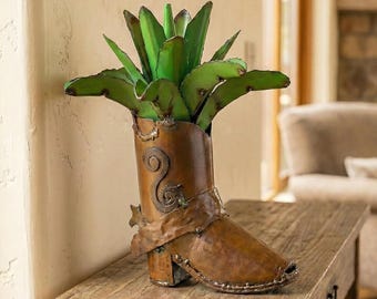 Maceta de metal 3D con forma de cactus de agave sobre una bota / Decoración para jardín o patio / Escultura artística estilo suroeste / Estatua para exteriores