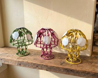 Hongo arcoíris de alambre trenzado de metal / Decoración colorida para jardín o patio / Escultura artística estilo suroeste / Estatua para exteriores hecha a mano