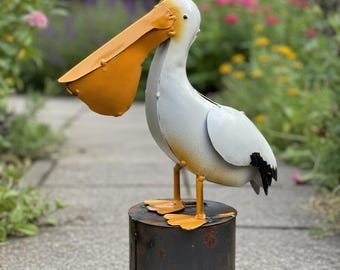 Pelícano de metal en un poste de muelle / Decoración de patio / Escultura artística estilo suroeste / Estatua para exteriores hecha a mano