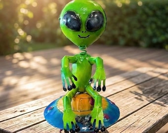 Extraterrestre verde de metal en nave espacial OVNI / Decoración de jardín para patio del Área 51 / Escultura artística estilo suroeste / Estatua para exteriores hecha a mano