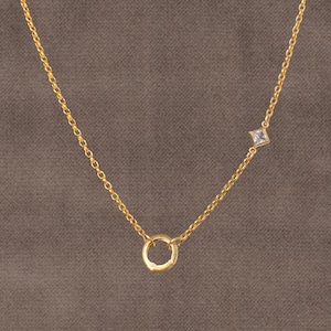 Halsband med 14K guldfyllt berlockhållare, halsband med låsbar berlock, halsband med guldcirkel och karbinhake, halsband för berlocker, present till henne