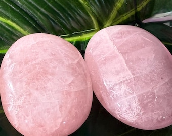 Quarzo rosa grande come un palmo, arrossito dal primo bacio dell'alba