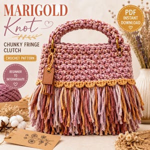 Könnte beinhalten: Eine gehäkelte Clutch mit einem groben, malvenfarbenen Strickkörper, einem senfgelben, gewellten Rand und langen, mehrfarbigen Fransen in Rosa-, Orange- und Gelbtönen. Die Tasche verfügt über einen Tragegriff und ein kleines, rechteckiges Etikett.