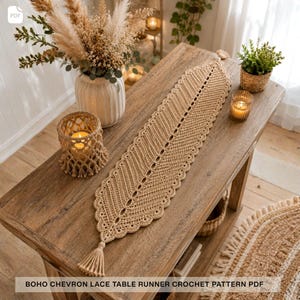Può includere: Un lungo runner da tavola all'uncinetto color beige con un motivo a chevron centrale, un bordo smerlato e una nappa a un'estremità. Il runner è esposto su una superficie in legno con il testo BOHO CHEVRON LACE TABLE RUNNER CROCHET PATTERN PDF.