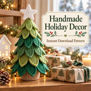 Può includere: Un albero di Natale all'uncinetto composto da segmenti verdi a forma di foglia sovrapposti, con una stella bianca in cima e una base color sabbia. Un cartello rettangolare con bordo decorativo riporta il testo Handmade Holiday Decor Instant Download Pattern.