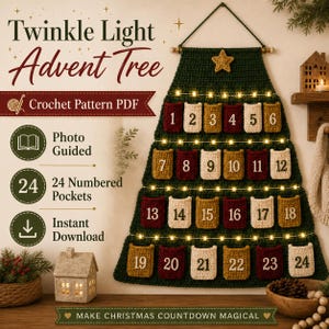 Puede incluir: Un árbol de Adviento de ganchillo verde oscuro para colgar con 24 bolsillos numerados en crema, dorado y granate. El árbol está decorado con una cadena de luces blancas cálidas y una estrella dorada en la parte superior. El texto incluye Twinkle Light Advent Tree.