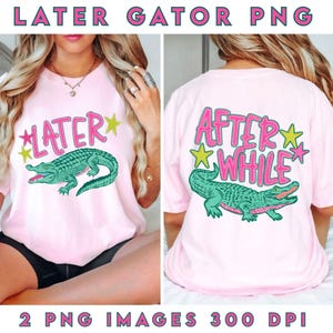 Peut inclure: T-shirt rose clair avec un motif d'alligator vert et le texte "LATER" sur le devant. Le dos du t-shirt présente le texte "AFTER WHILE" et un alligator assorti. Le design comprend des étoiles jaunes.