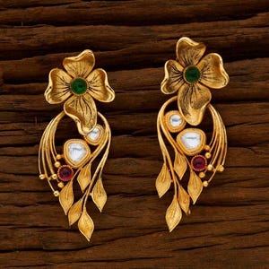 Pendientes Kundan florales de oro antiguo con piedras verdes y rubíes, estilo tradicional indio.