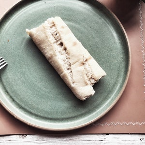 Leder Platzset bestickt mit Weinranken/ Vollmaserleder Platzset verschönert / minimalistische Platzset