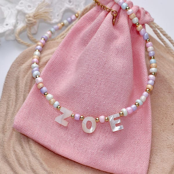 Collar personalizado con nombre y cuentas de nácar, diseña tu propio collar, collar con dije inicial color macaron, regalo para ella.
