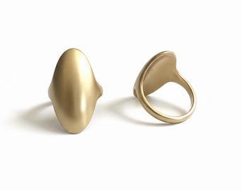 Anillo de escudo ovalado, estilo sello de latón macizo, joyería artesanal de Kenia, anillo grande con cúpula ovalada, banda geométrica gruesa, anillo de escudo moderno.