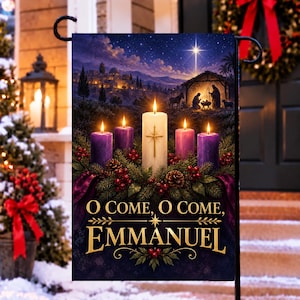 Könnte beinhalten: Eine rechteckige Gartenflagge mit einer Krippenszene unter einem Sternenhimmel, vier violetten Kerzen und einer zentralen weißen Kerze mit goldenem Kreuz. Der Text O COME, O COME, EMMANUEL ist unten in Gold mit Tannengrün abgebildet.