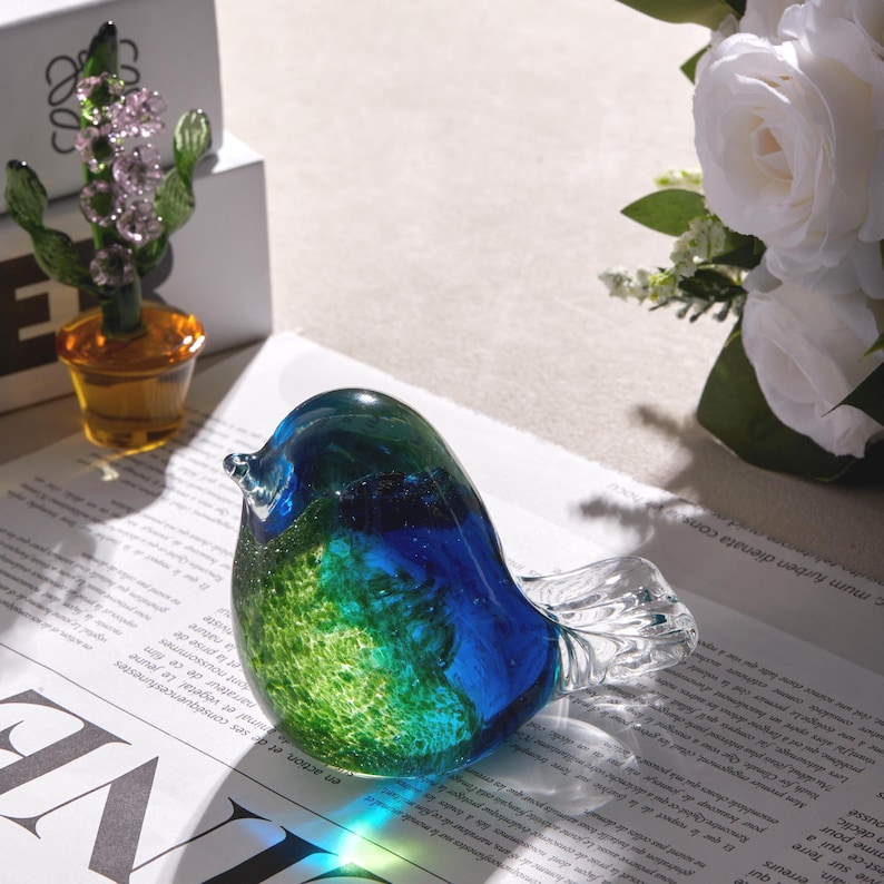 Bluebird of Happiness mundgeblasene Glasvogelskulptur, handgefertigter Kunstglas-Sonnenfänger, farbenfrohes Wohndekor, Geschenk für Vogelliebhaber Bild 7