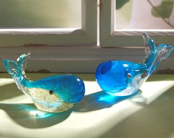 Stereoskopische Farbverlauf Blau Glas Walfiguren, Glow-in-the-Dark Ocean Tischakzent, perfektes Geschenk für Meeresbegeisterte